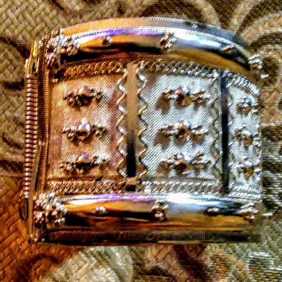 Trade!!Gorgeous cuff bracelet - Picture 2 of 2